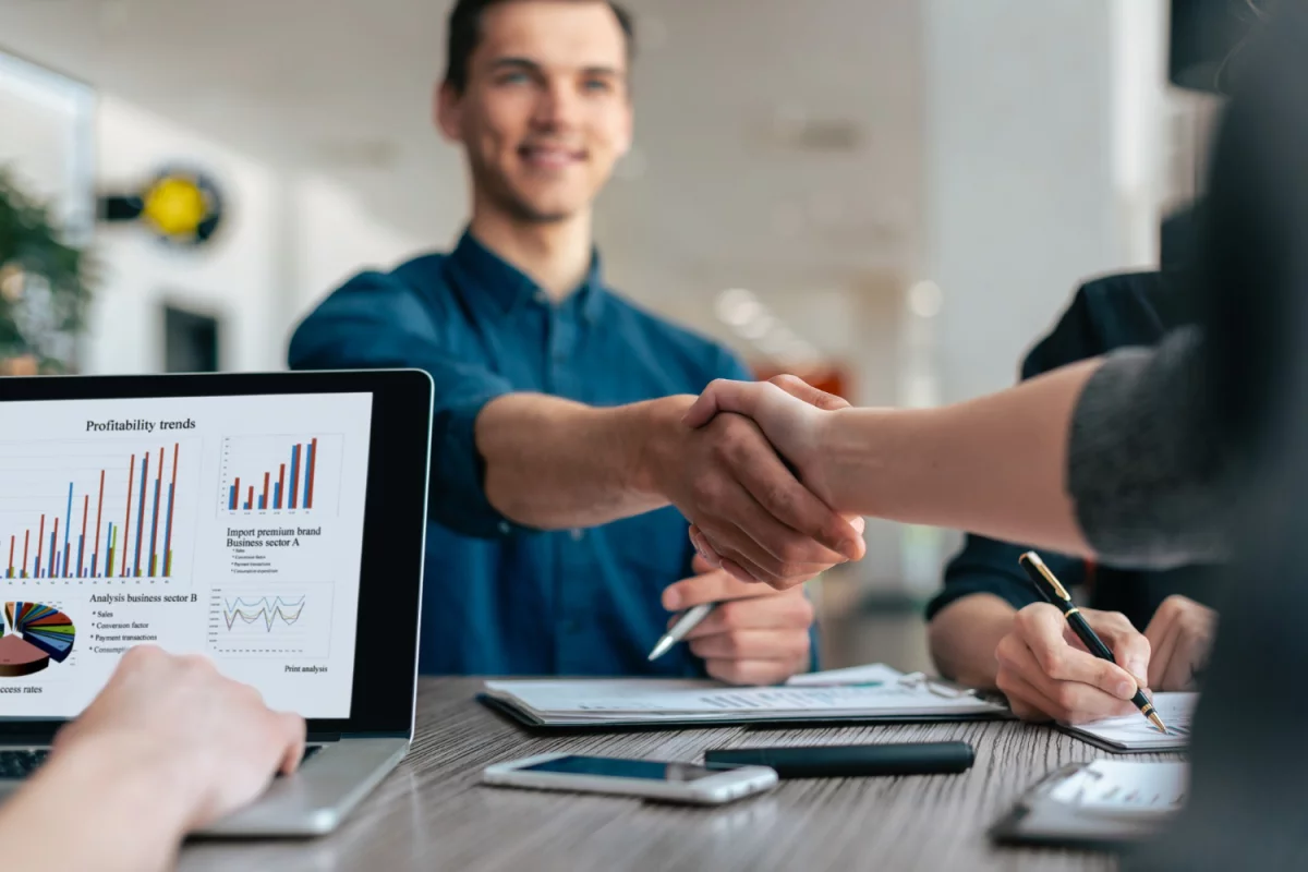 Czy żeby Oddać elektrośmiecie w Warszawie potrzebne są uprawnienia?